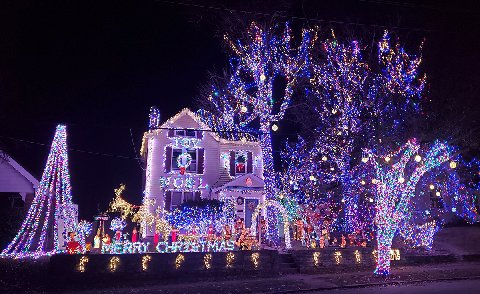 7211 Fairpark Ave — Christmas lights in Cincinnati, OH