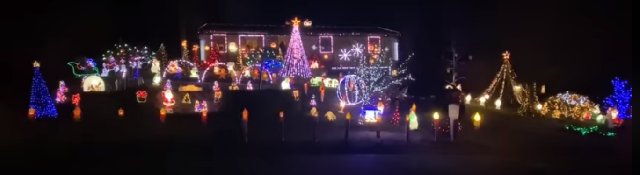 4036 Ridgedale Drive — Christmas lights in WHITE OAK, OH